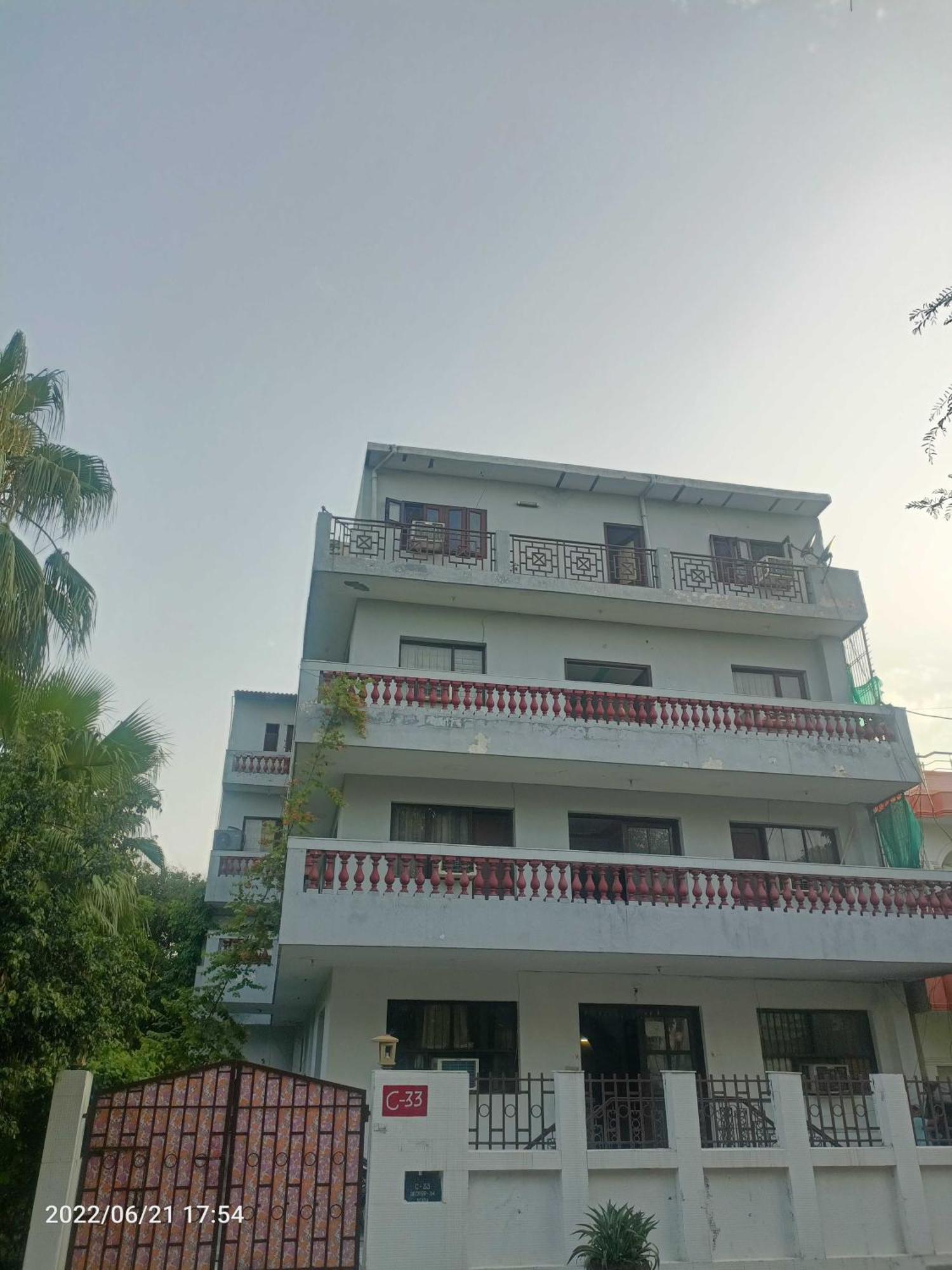 Oyo Metro View Residency Near Snow World Hotel Noida Exterior photo