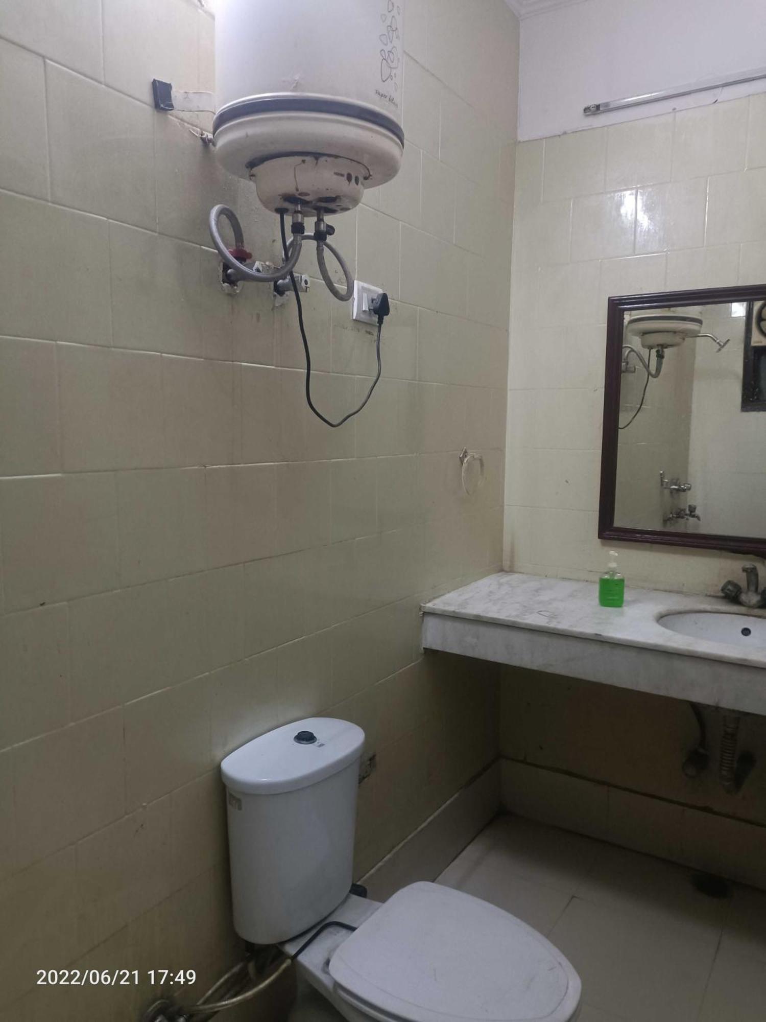 Oyo Metro View Residency Near Snow World Hotel Noida Exterior photo